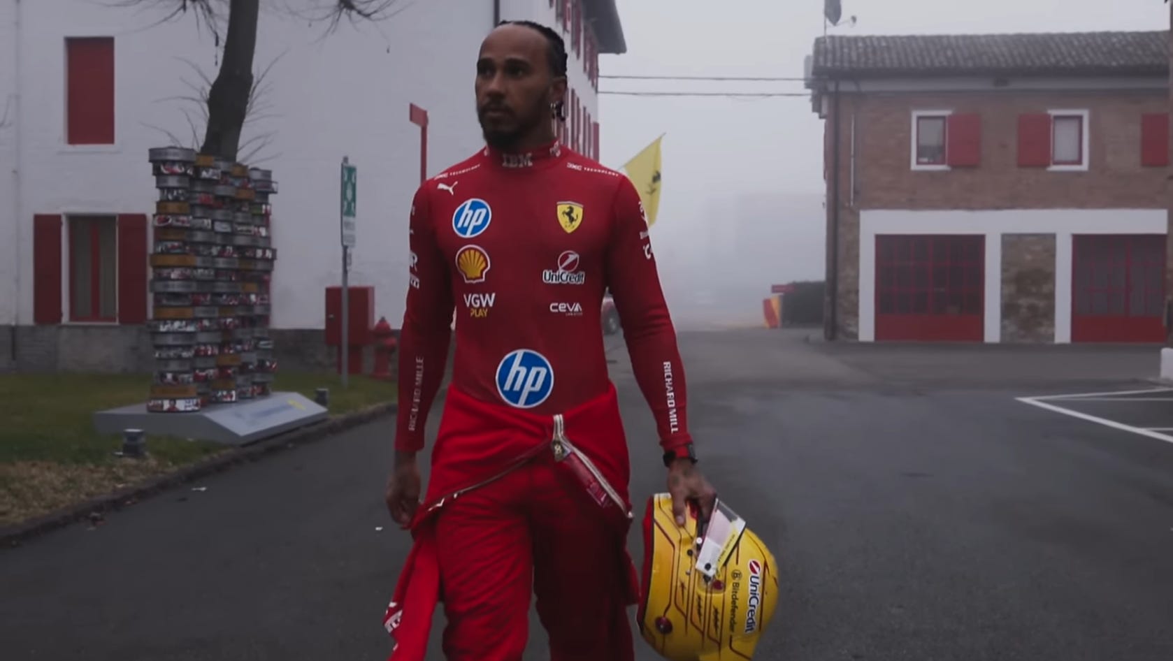 NP NEWS LEWIS HAMILTONS ANKUNFT IN MARANELLO BEI FERRARI MIT  NEARLYPERFECT