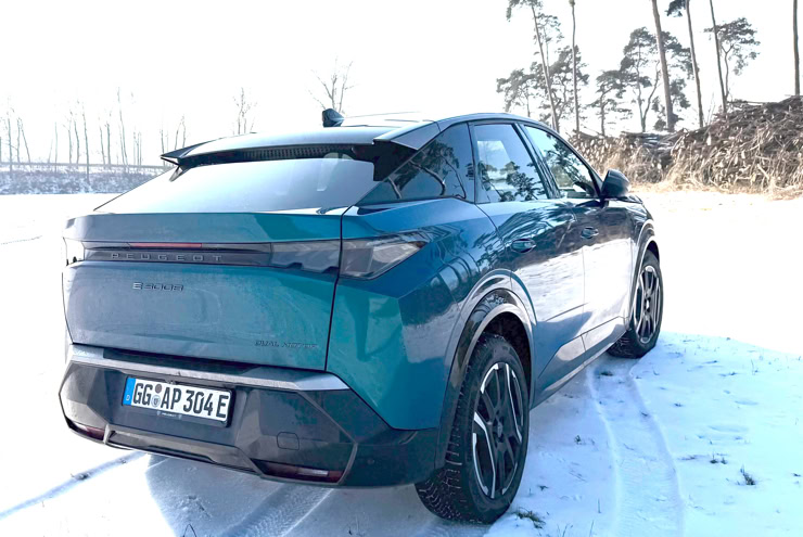 Heck NP NEARLY PERFECT DER VOLLELEKTRISCHE PEUGEOT E-3008 GT UNTER DER NP PROFI LUPE