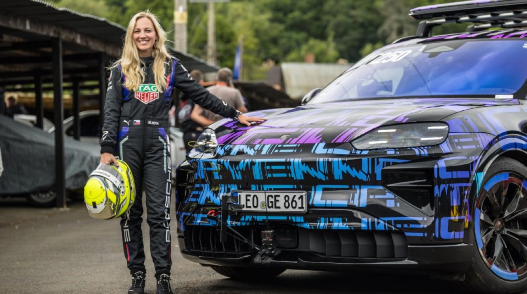 NP-NEWS-CAYENNE-ELECTRIC-PORSCHE-HILLCLIMB-SHELSLEYWALSH-GB-NEARLYPERFECT