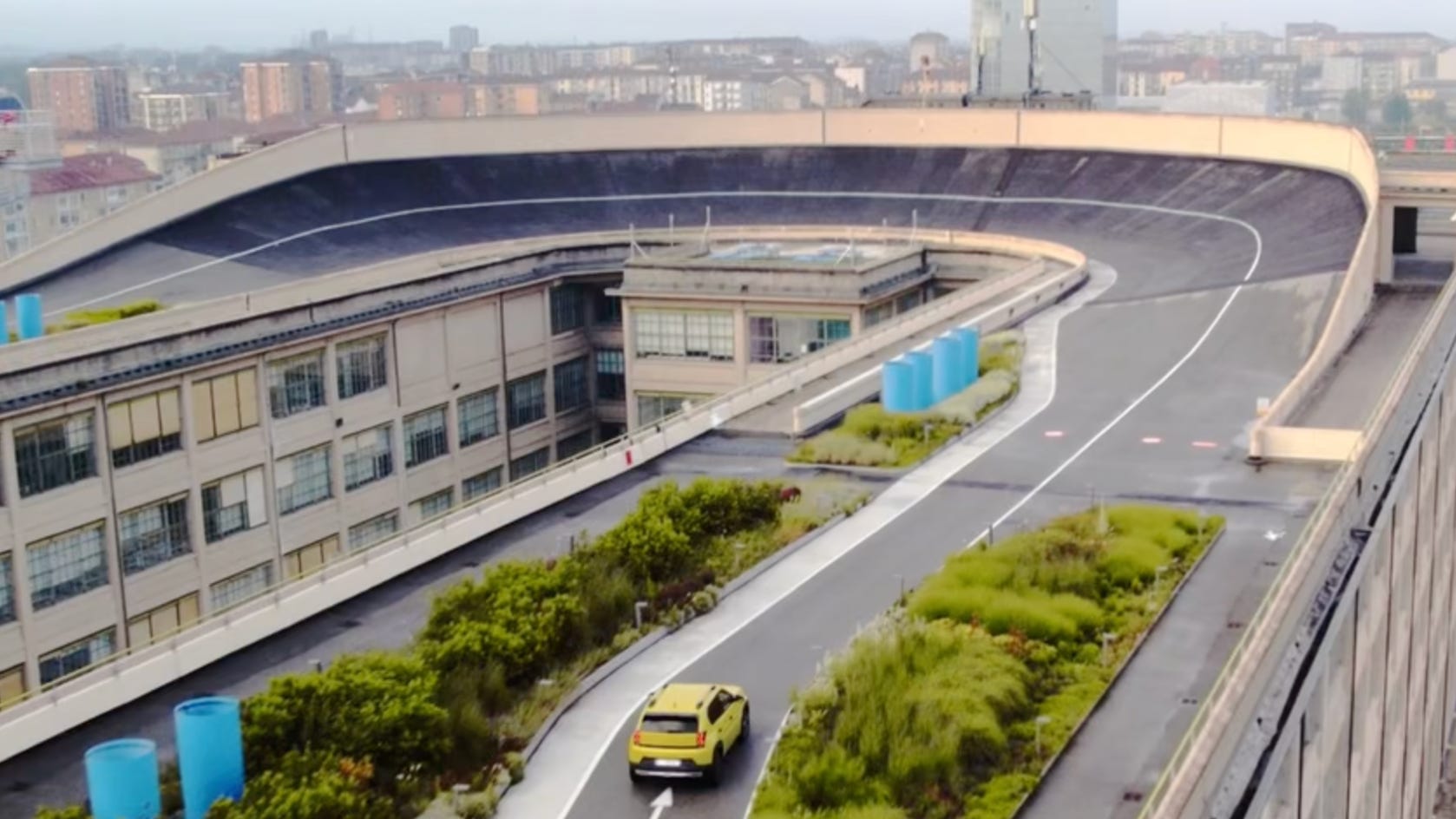 NP NEWS DER FIAT GRANDE PANDA ÜBER DEN DÄCHERN VON TURIN LINGOTTO