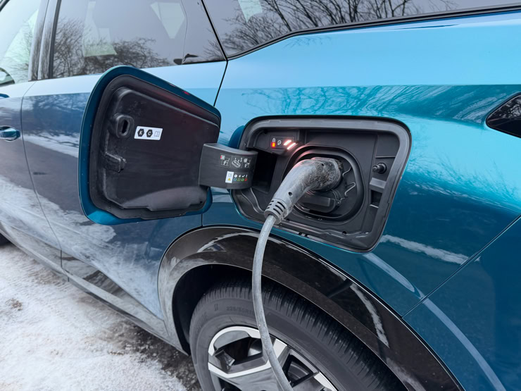 Laden NP NEARLY PERFECT DER VOLLELEKTRISCHE PEUGEOT E-3008 GT UNTER DER NP PROFI LUPE