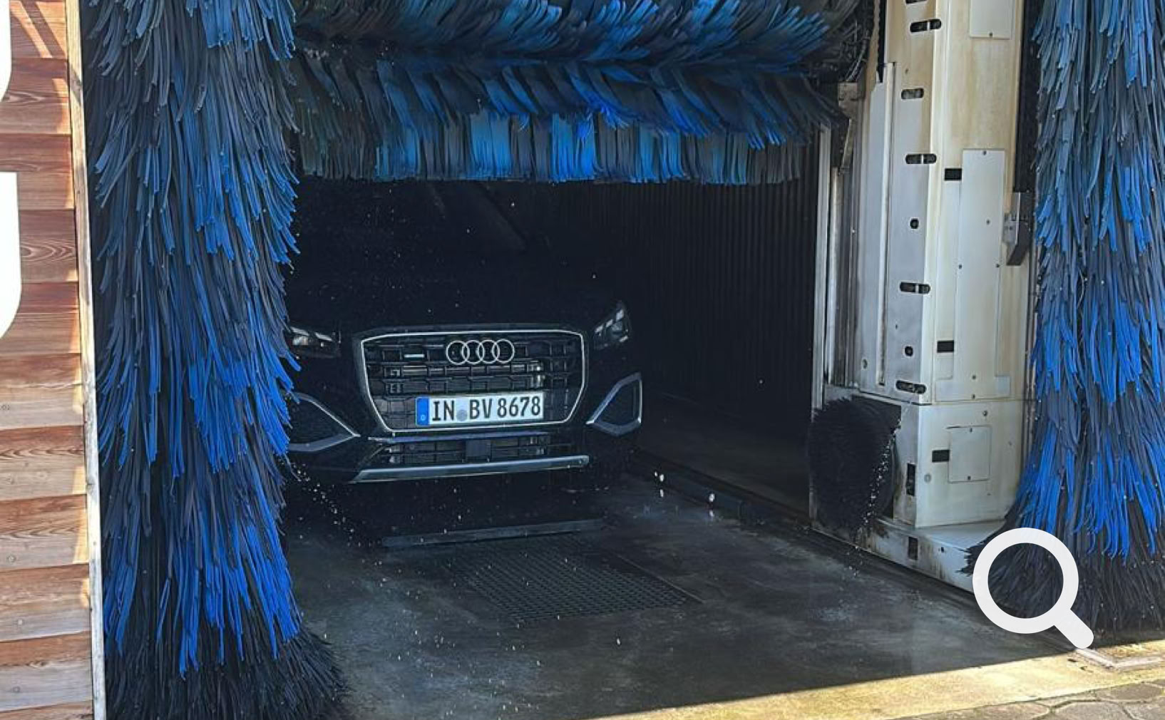 Lustiger Spruch am Ende einer Münchener Waschanlage, Mia san Mia, sauber sog I