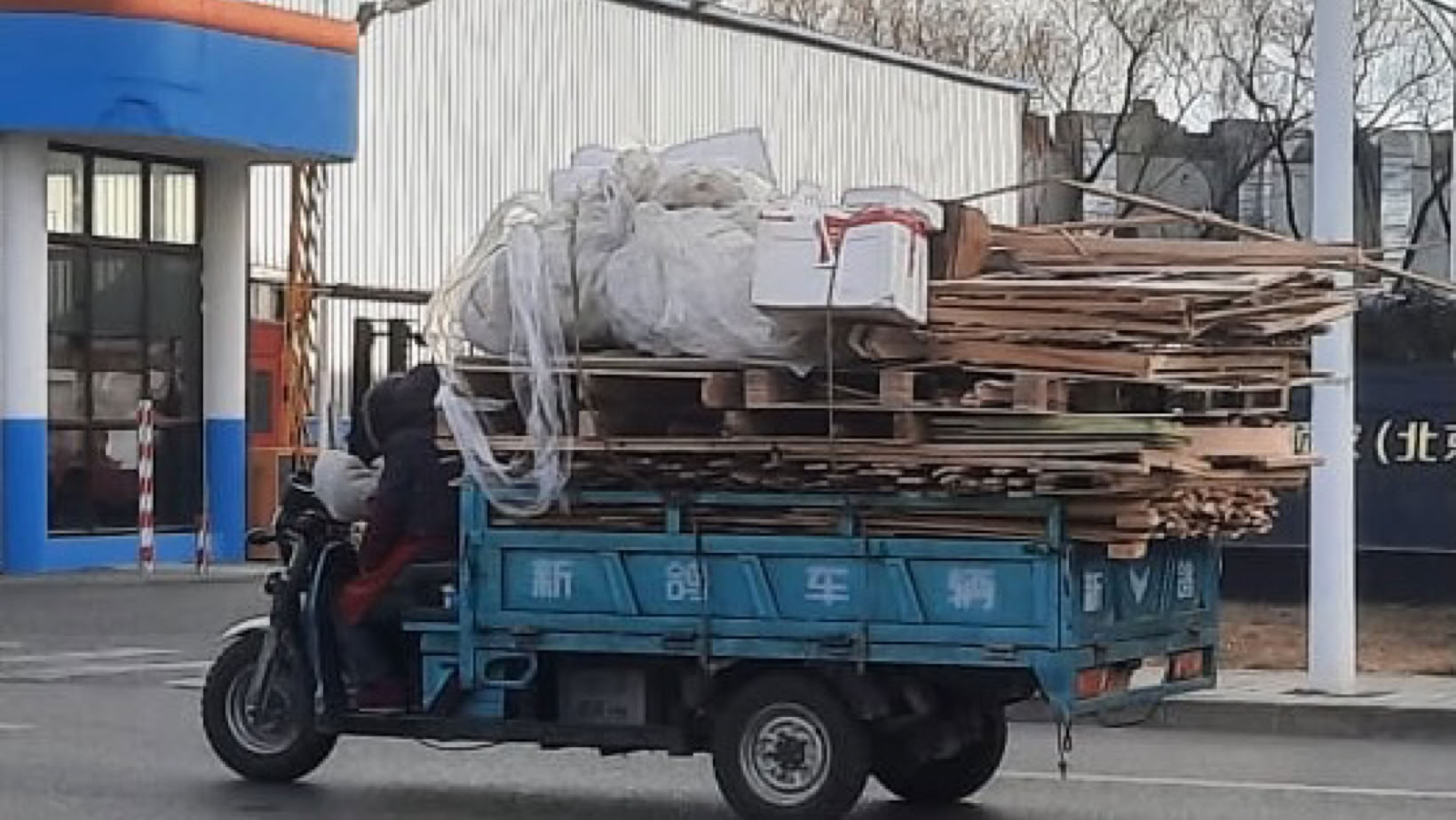 NPNEARLYPERFECT_NPKURIOSES_CHINA_PEKING-BEJIMG_LADUNGSSICHERUNG