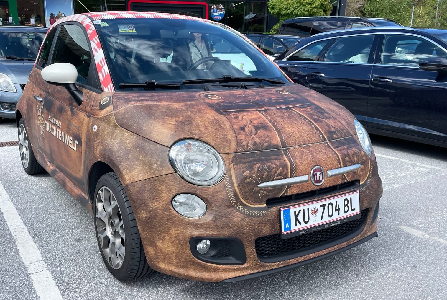 NP_NEARLY_PERFECT_KURIOSES_KITZBÜHEL_ZILLERTALER_TRACHTENWELT