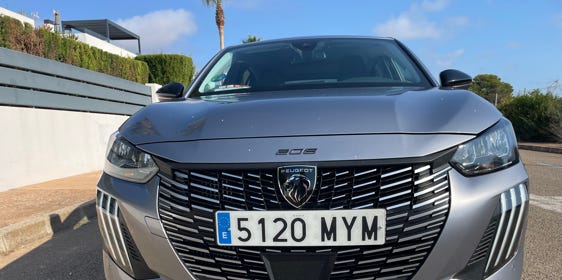 Der elegante Peugeot 208 Hybrid unter der NP NEARLY PERFECT Profi Lupe