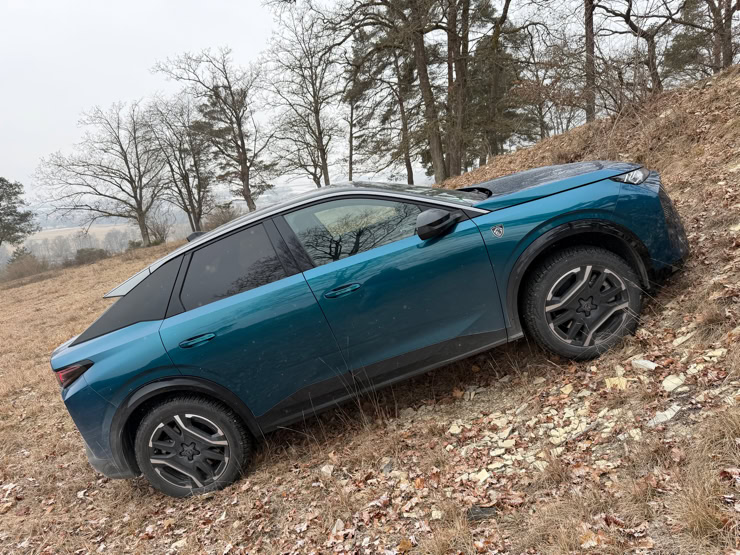 OffRoad NP NEARLY PERFECT DER VOLLELEKTRISCHE PEUGEOT E-3008 GT UNTER DER NP PROFI LUPE