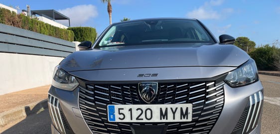 Der elegante Peugeot 208 Hybrid unter der NP NEARLY PERFECT Profi Lupe