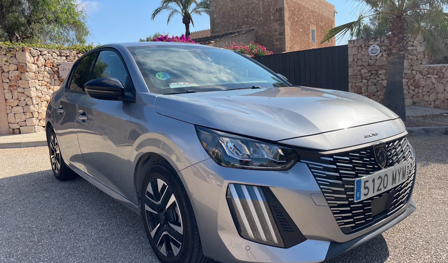 np-nearly-perfect-Peugeot208Hybrid-NPPROFILUPE-NEARLYPERFECT 