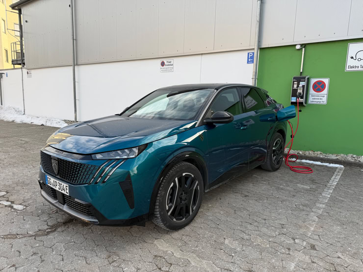 Laden NP NEARLY PERFECT DER VOLLELEKTRISCHE PEUGEOT E-3008 GT UNTER DER NP PROFI LUPE