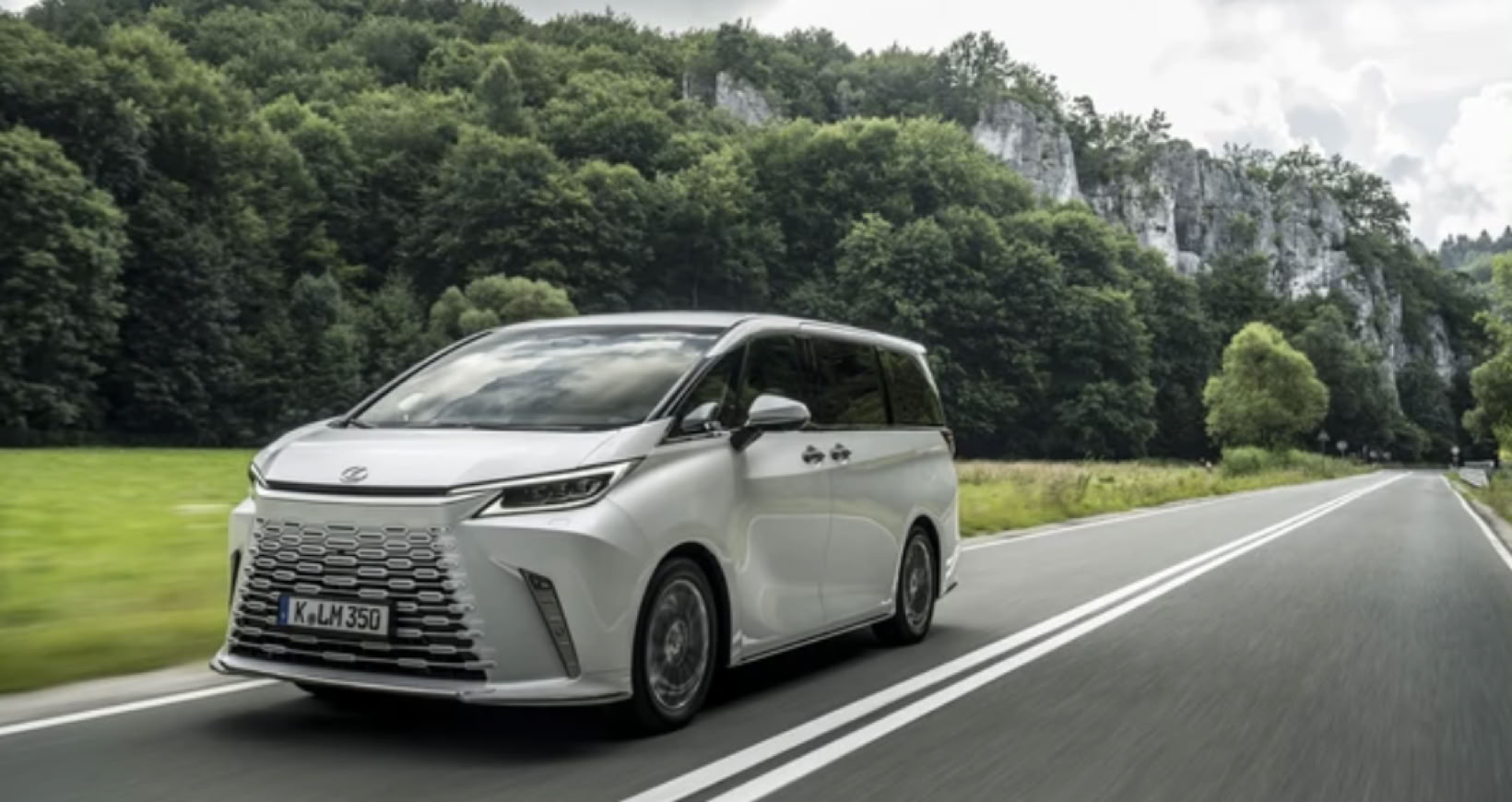 LEXUS LM DESIGN IKONE HÄSSLICHES ENTLEIN  2023 NP NEARLY PERFECT